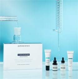Alphascience La Box Esthétique® [BRIGHTENING] – Набор для сияния кожи Альфасаенс, 8 мл + 8 мл + 8 мл +12 мл 5582 - фото 17273